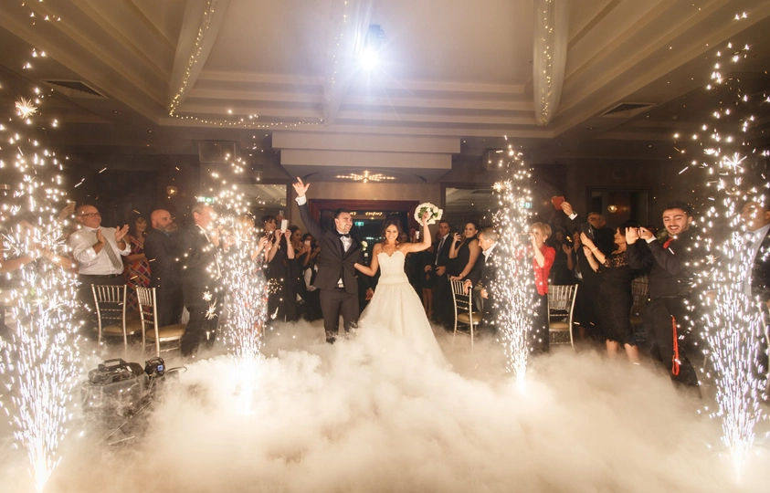 Newlyweds cheered through wedding spark machines. - Siterui SFX
